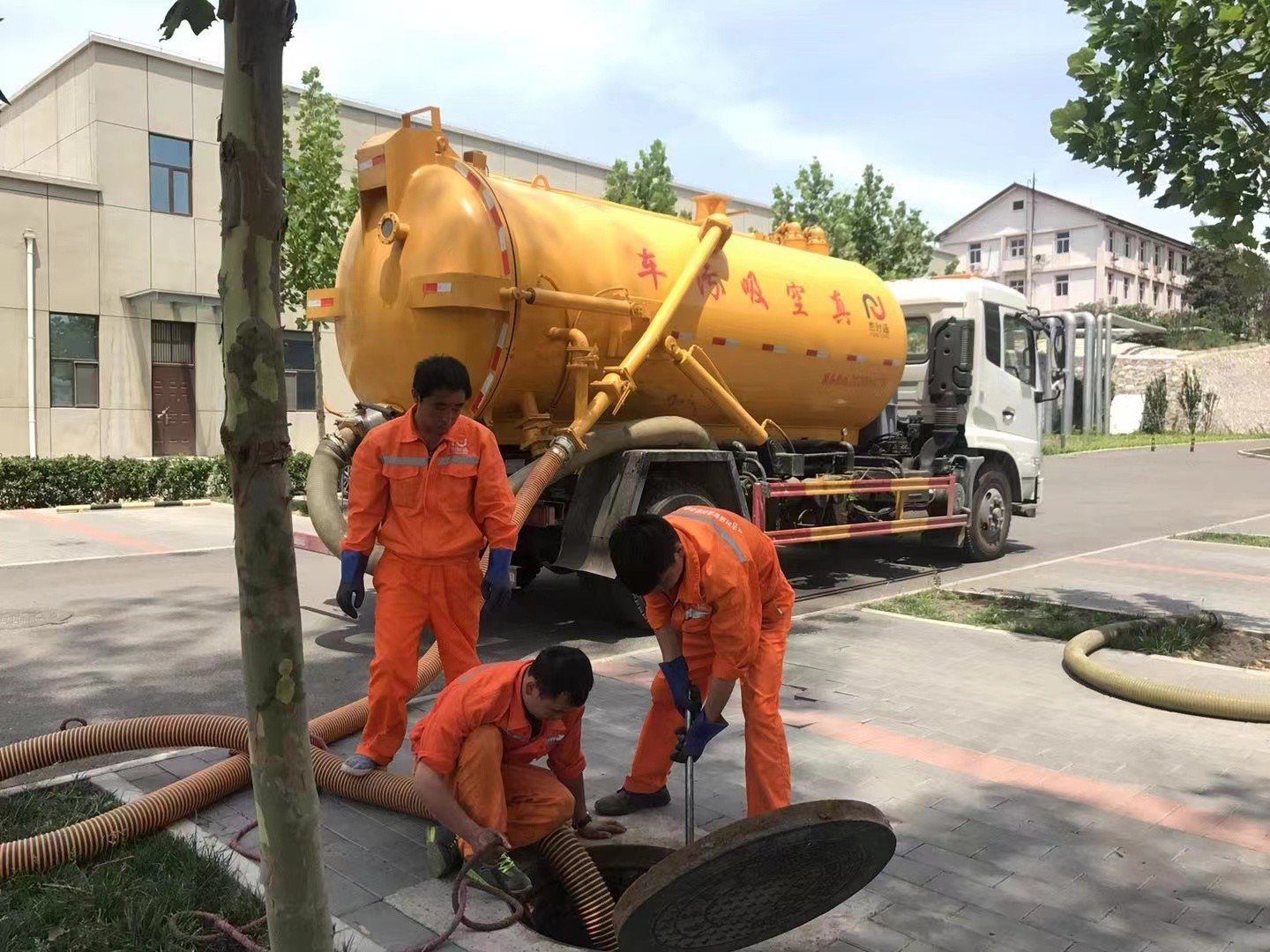 青山湖管道疏通车停在窨井附近