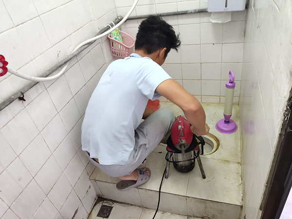 青山湖管道堵塞冒臭气 专业师傅现场解决问题