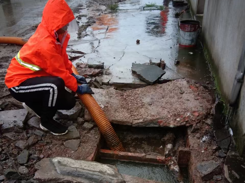 青山湖专业清理污水池 炜誉市政以规范流程守护城市 “肠道”