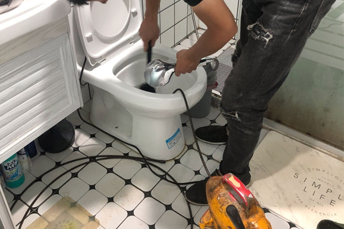 青山湖马桶堵塞自己疏通还是找师傅?专业上门服务让你省时更省心